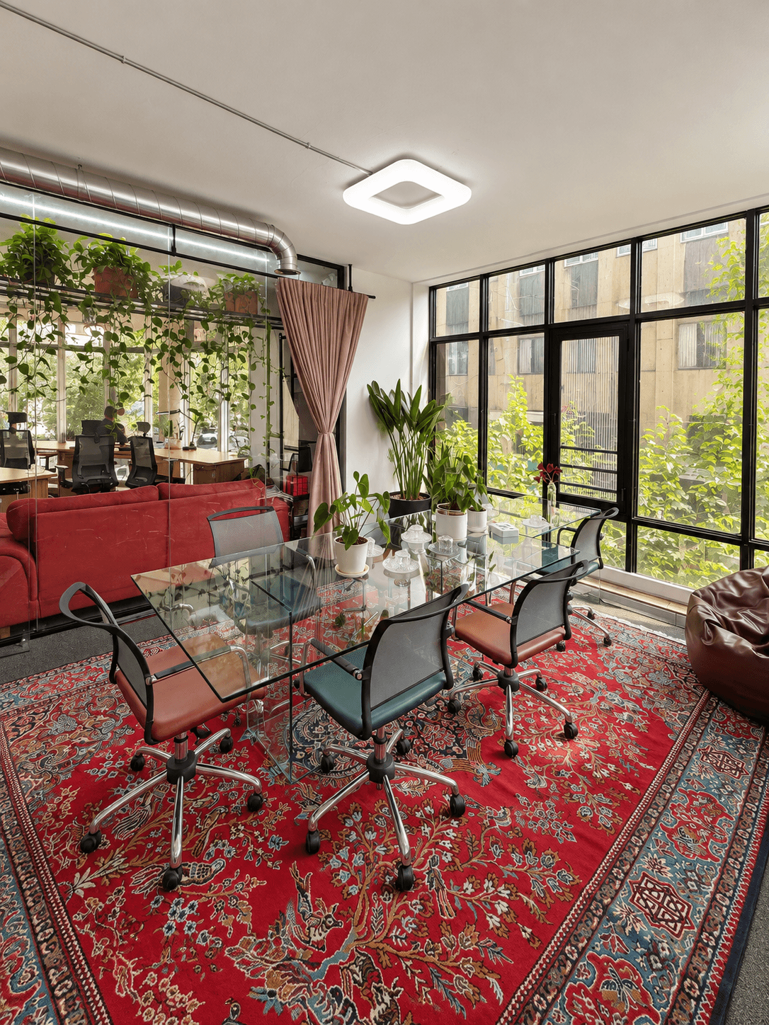 نمایی دیگر از میز اشتراکی